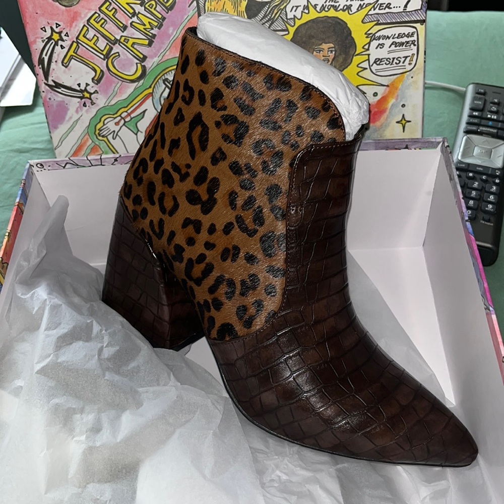NWOT JEFFREY CAMPBELL BENTLEE BRWN CROC/CHEETAH BOOTIES SZ 7.5.